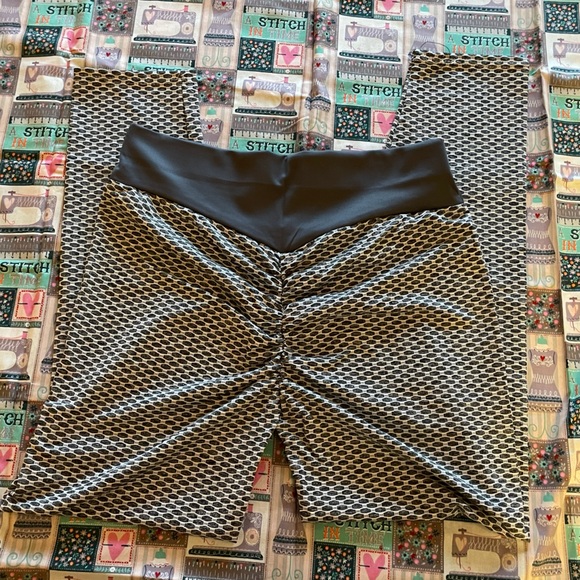 Viral TikTok Leggings! 3 pairs total available. 1 gray, 2 Black, All size 3XL - Picture 2 of 6